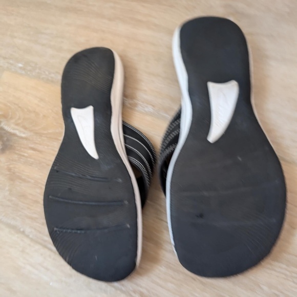 Clarks Flip Flops - Picture 2 of 2